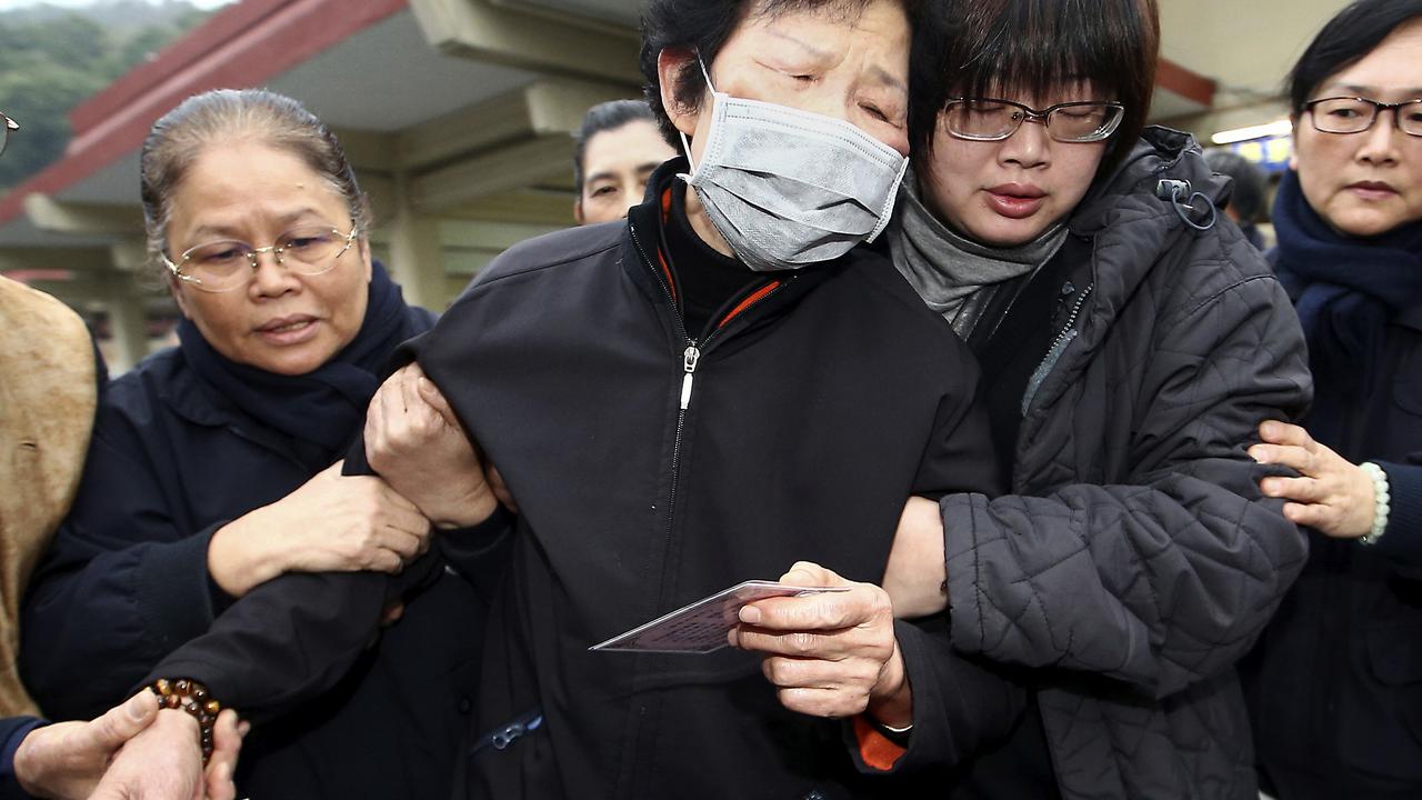 Kerabat korban kecelakaan pesawat TransAsia GE235. (Reuters)