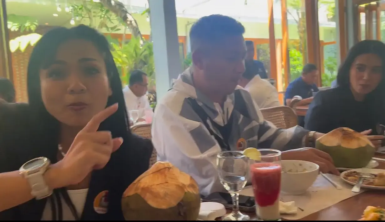 Nirina yang duduk sebelah Gading Marten di depan Raffi dan Jokowi lantas menimpail pertanyaan Faffi. "Nah, Fi (Raffi), gini-gini pertanyaan bapak (Presiden Jokowi) bawa dompet nggak?" tanya Nirina Zubir. [Instagram/raffinagita1717]