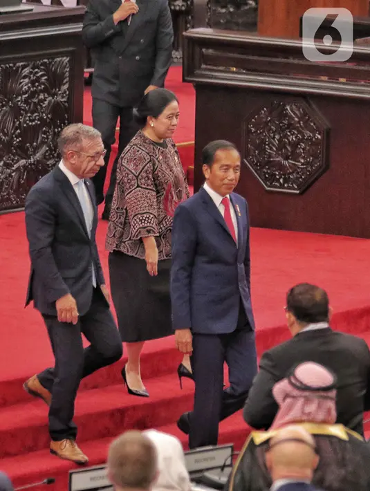 Presiden Joko Widodo bersama Ketua DPR RI Puan Maharani, dan Presiden Inter-Parliamentary Union (IPU) Duarte Pacheco saat pembukaan the 8th G20 Parliamentary Speakers' Summit (P20) di Gedung Nusantara, Kompleks Parlemen, Senayan, Jakarta, Kamis, (6/10/2022). P20 merupakan forum yang delegasinya terdiri atas parlemen dari seluruh negara G20 dan diselenggarakan dalam satu rangkaian KTT G20, dalam forum tersebut DPR RI yang menjadi tuan rumah mengusung tema ‘Stronger Parliament for Sustainable Recovery'. (Liputan6.com/Angga Yuniar)
