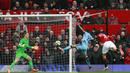 Sundulan Marouane Fellaini membuat MU berbalik unggul 2-1 atas City (Reuters / Jason Cairnduff)