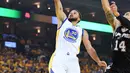 Aksi Stephen Curry saat memasukan bola saat bertanding melawan San Antonio Spurs pada pertandingan gim pertama final Wilayah Barat playoffs NBA 2017 di Oakland, California (14/5). (Thearon W. Henderson / Getty Images / AFP)