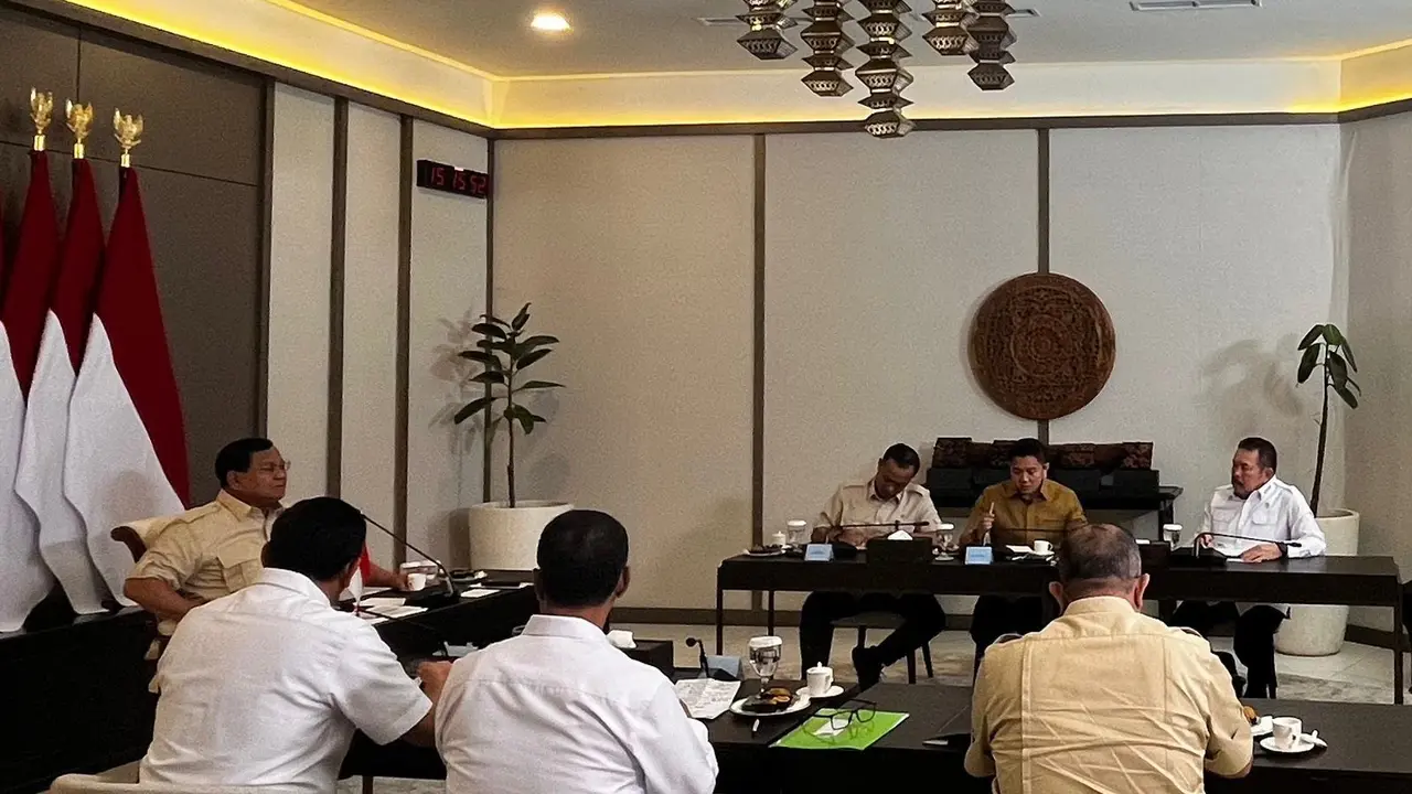Presiden Prabowo Subianto memimpin rapat terbatas atau ratas bersama sejumlah Menteri Kabinet Merah Putih di Pangkalan TNI AU Halim Perdanakusuma, Jakarta, Minggu (20/7/2025).