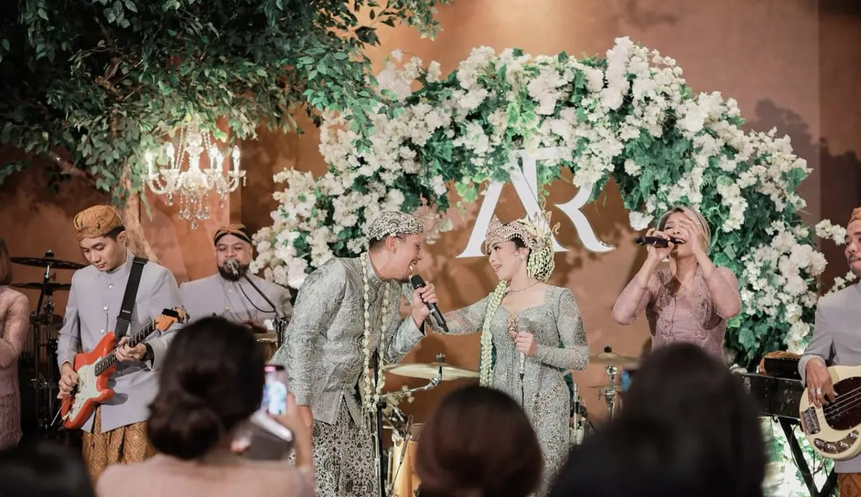 Adik ipar Rian D’Masiv itu kemudian memadukan kebayanya dengan kain batik warna putih. [@heksa.donolobo/@amorphotoworks/@andira_83/@claranadya]