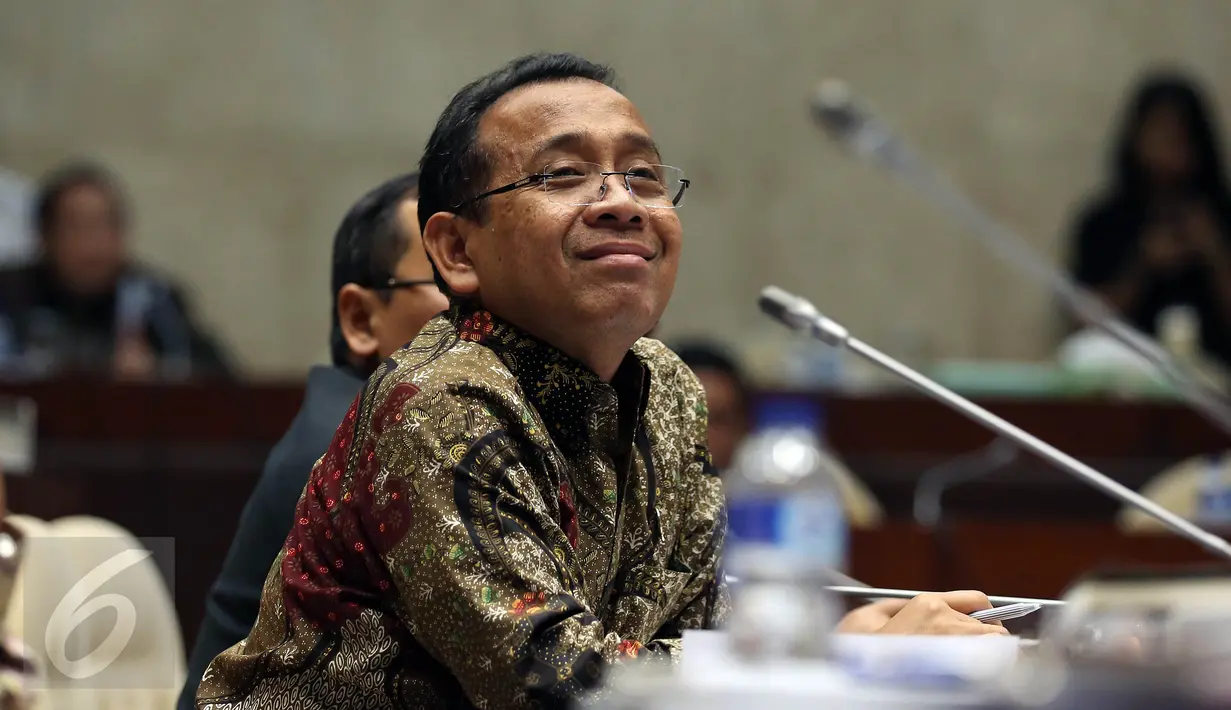<p>Mensesneg Pratikno mengikuti rapat kerja bersama Komisi II DPR di Kompleks Parlemen, Senayan, Jakarta, Senin (3/10). Raker membahas penetapan alokasi anggaran tahun 2017 kementerian dan lembaga mitra kerja Komisi II DPR. (Liputan6.com/Johan Tallo)</p>