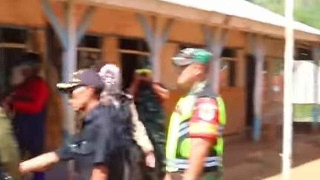 Seorang YouTubers bernama Dendy dalam kanal YouTube halo biru memperlihatkan bangunan sekolah di daerah terpencil yang tidak layak berdinding bilik bambu berlantai tanah.  Berikut ulasannya