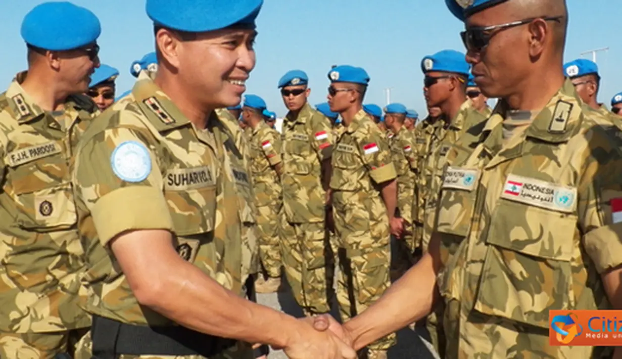 Citizen6, Adshid al Qusayr: Dansatgas Indobatt Konga XXIII-F/UNIFIL, Letkol Inf Suharto Sudarsono melepas 195 personel Indobatt untuk melaksanakan dinas cuti gelombang kelima, di Lapangan Soekarno, Markas Indobatt, Kamis (7/6). (Pengirim: Badarudin Bakri)