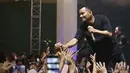 "Selamat malam, horas! Kalau saya nyanyi ada saja orang Batak. Semoga semua memang menunggu saya. Saya akan bawakan lagu cinta untuk kalian semua, terlebih lagi yang bawa pasangan," ujar Judika. (Bambang E.Ros/Fimela.com)