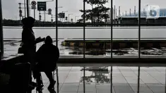 Petugas kesehatan dari Dishub melayani rapid tes antigen pada calon penumpang bus AKAP sebelum keberangkatan di Terminal Terpadu Pulogebang, Jakarta Timur, Selasa (21/12/2021). Tes antigen menjadi syarat wajib penumpang bus AKAP selama libur Natal dan Tahun Baru. (merdeka.com/Iqbal S. Nugroho)
