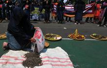 FOTO: Protes Keberadaan Perusahaan Tambang, Masyarakat Dairi Geruduk Mahkamah Agung Menuntut Keadilan