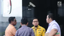 Koordinator GMPG, Ahmad Doli Kurnia (ketiga kiri) jelang menyerahkan surat dukungan kepada KPK di Jakarta, Selasa (7/11). Aksi tersebut untuk pengusutan korupsi KTP Elektronik yang merugikan negara sebesar Rp2,3 triliun. (Liputan6.com/Helmi Fithriansyah)