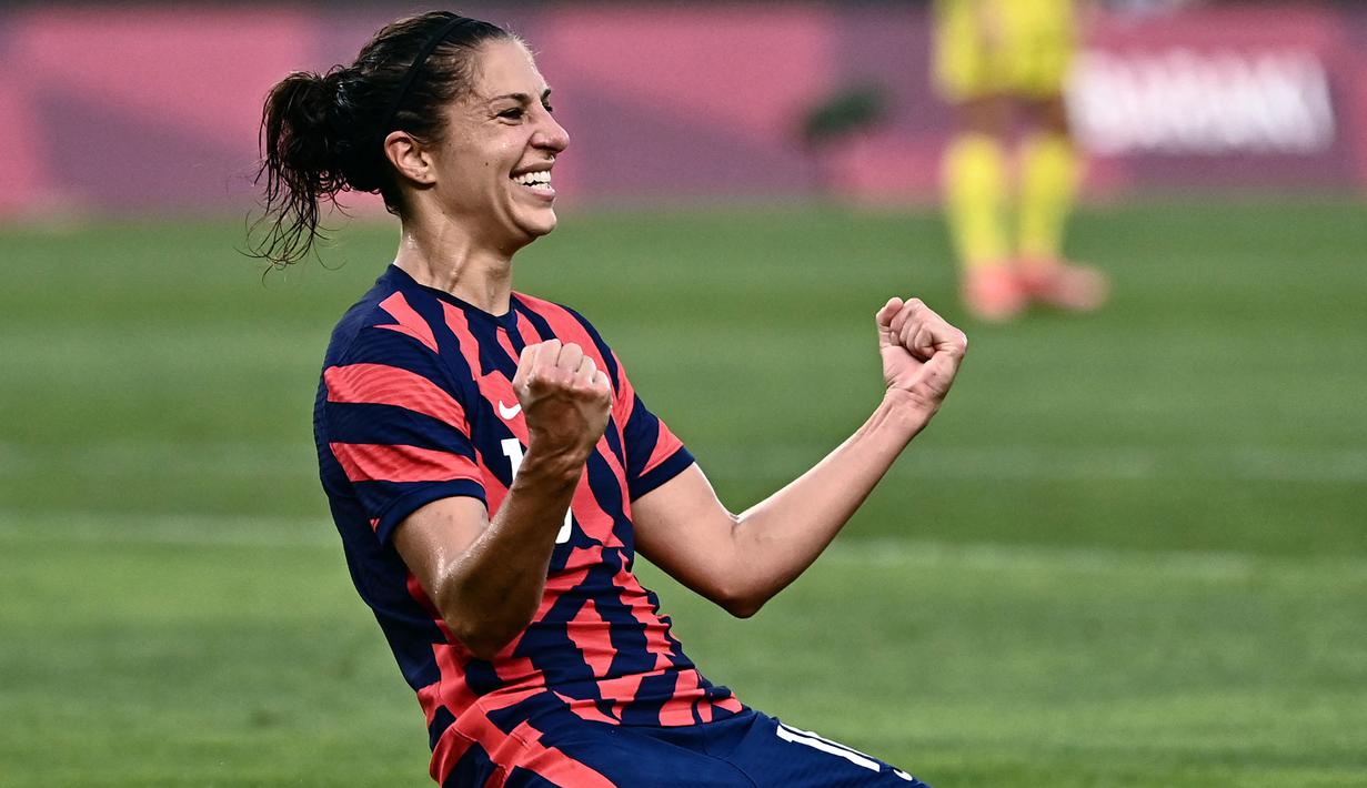 Pesepak bola putri dengan bayaran termahal di dunia jatuh kepada Carli Lloyd. Penyerang tajam Timnas Amerika Serikat tersebut mengantongi bayaran sebesar 518 ribu dolar atau sekitar Rp7,5 miliar per tahun dari NJ/NY Gotham FC. (Foto: AFP/Jeff Pachoud)