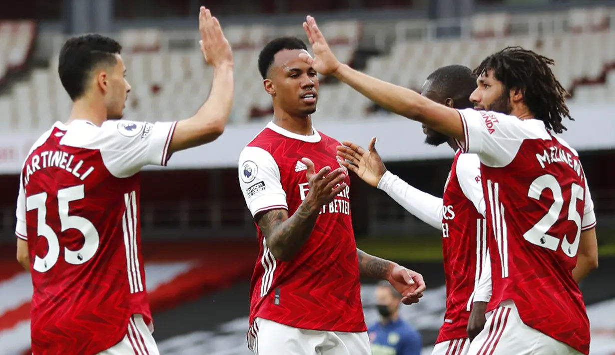 Para pemain Arsenal merayakan setelah Nicolas Pepe mencetak gol ke gawang West Bromwich Albion pada pertandingan Liga Inggris di Emirates Stadium, London, Inggris, Minggu (9/5/2021). Arsenal mengalahkan West Bromwich Albion 3-1 dan memastikan The Baggies terdegradasi. (AP Photo/Frank Augstein, Pool)