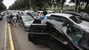 Suasana saat ratusan sopir taksi online demo di Jalan Medan Merdeka Barat, Jakarta, Rabu (14/2). Mereka menolak Permenhub Nomor 108 Tentang Penyelenggaraan Angkutan Orang Dengan Kendaraan Bermotor Umum Tidak Dalam Trayek. (Liputan6.com/Arya Manggala)