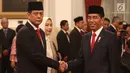 Presiden Joko Widodo (Jokowi) berjabat tangan dengan Letjen Doni Monardo seusai pelantikan sebagai Kepala Badan Nasional Penanggulangan Bencana (BNPB) di Istana Negara, Rabu (9/1). Doni Monardo menggantikan Willem Rampangilei. (Liputan6.com/Angga Yuniar)