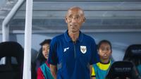Pelatih Timnas Indonesia Putri Satoru Mochizuki pada laga kontra Kirgistan di Indomilk Arena, Tangerang, Minggu (29/6/2025).(Muhammad Iqbal Ichsan/Bola.com)