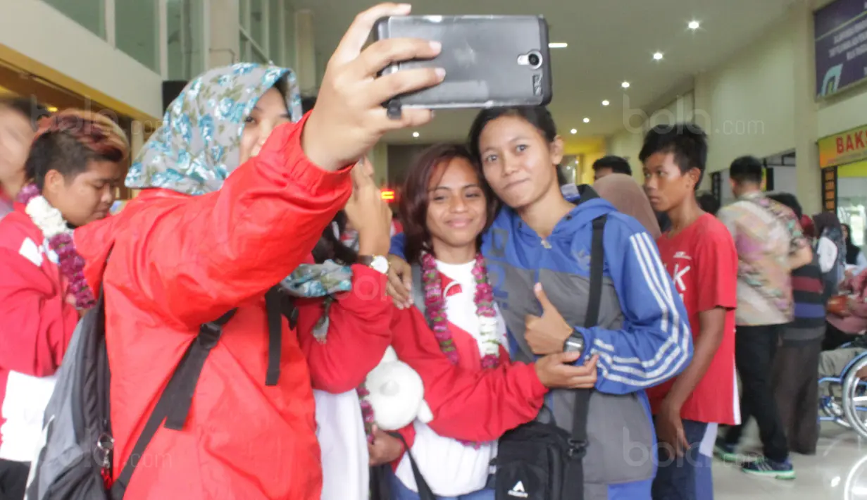 Atlet National Paralympic Comitee (NPC) Indinesia berfoto saat tiba di Bandara Adi Soemarmo, Solo, (24/9/2017). Indonesia berhasil meraih juara umum dengan meraih 26 medali emas 75 perak dan 50 perunggu pada ASEAN Paragames 2017. (Bola.com/Ronal Seger)