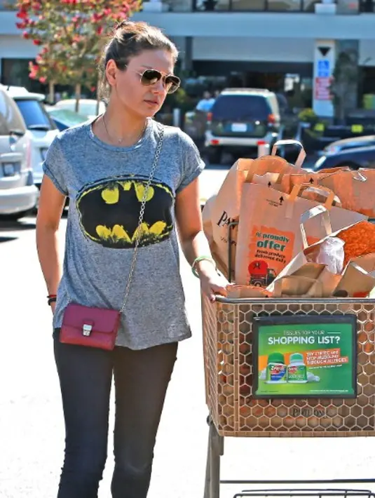 Mila Kunis terlihat santai banget saat belanja Bahka ia membawa tas belanjaan yang bisa dipakai ulang! (FameFlyNet/celebuzz)