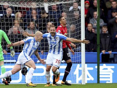 Gelandang Huddersfield Town, Aaron Mooy, melakukan selebrasi usai mencetak gol ke gawang Manchester United pada Premier League di Stadion The John Smith's, Sabtu (21/10/2017). Huddersfield Town menang 2-1 atas Manchester United. (AP/Nigel French)