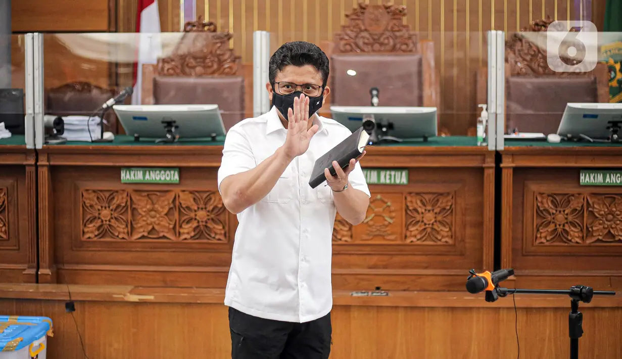 Terdakwa kasus pembunuhan Brigadir Nopriansyah Yosua Hutabarat atau Brigadir J, Ferdy Sambo membawa buku hitam saat menjalani sidang lanjutan dengan agenda mendengarkan keterangan saksi dari Jaksa Penuntut Umum (JPU) di Pengadilan Negeri Jakarta Selatan, Selasa (8/11/2022). Kuasa hukum Ferdy Sambo, Arman Hanis mengatakan, buku hitam tersebut sudah dibawa kliennya sejak menjabat sebagai Kasubdit III Direktorat Tindak Pidana Umum Bareskrim Polri atau berpangkat Komisaris Besar (Kombes). (Liputan6.com/Faizal Fanani)