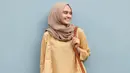 Masih bergaya simple, untuk yang satu ini Zee Zee memakai outfit berwarna pastel. Ia masih memakai gaya hijab andalannya, yakni dengan memakai pashmina dan dalaman hijab untuk melindungi rambutnya agar tak berantakan. (Instagram/zeezeeshahab)