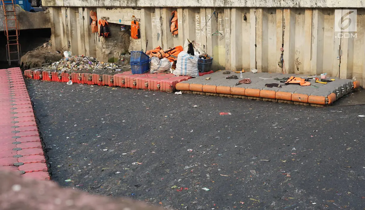 Penampakan aliran Kali Item yang dipenuhi sampah dan lumpur di kawasan Kemayoran, Jakarta, Rabu (4/9/2019). Selain menimbulkan bau tidak sedap, kondisi tersebut juga berpotensi menjadi sarang penyakit. (Liputan6.com/Immanuel Antonius)