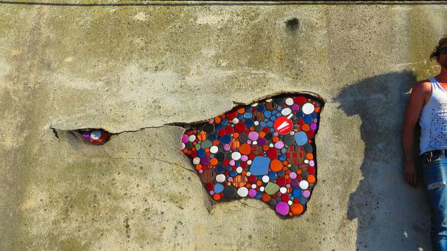 6 Karya Mozaik di Jalanan dan Dinding Berlubang Ini Kreatif, Bikin Kagum