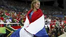 Sara Kolak berselimut bendera Kroasia usai meraih medali emas pada nomor lempar lembing putri Olimpiiade Rio 2016 di Stadion Olimpic, Rio de Janeiro (19/8/2016). (Reuters/Kai Pfaffenbach)