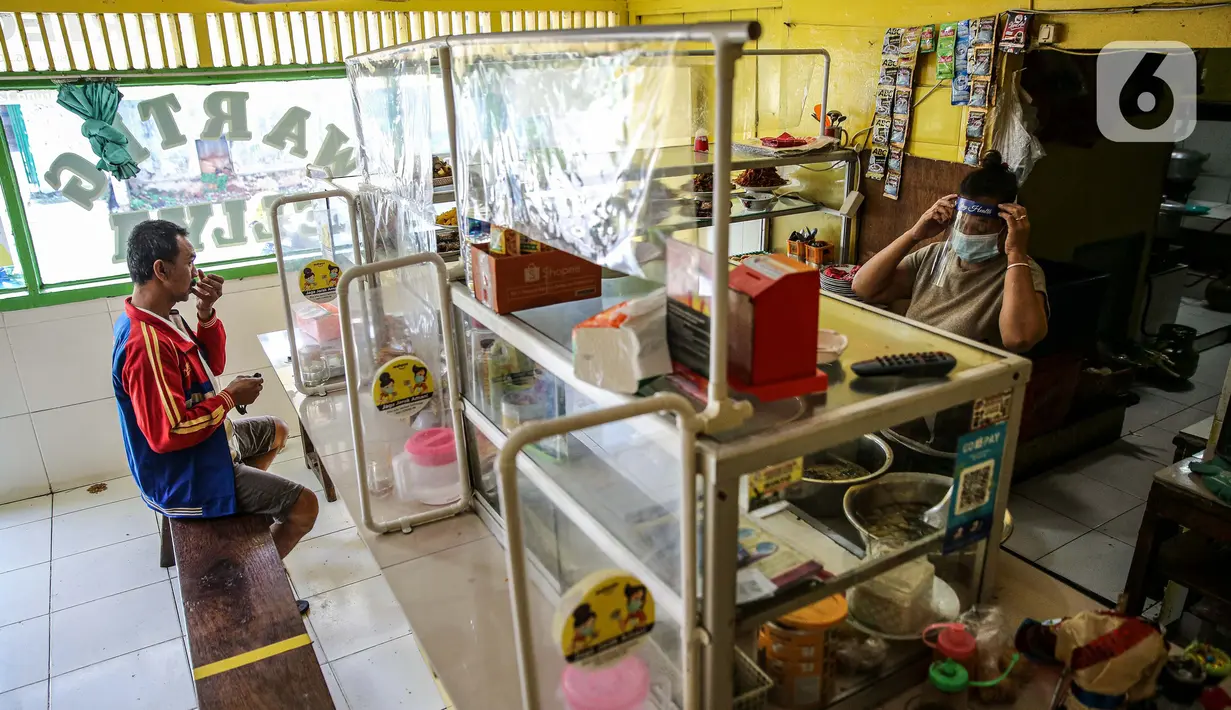 Suasana Warteg Ellya yang menerapkan protokol kesehatan pencegahan penyebaran COVID-19 di Cilandak Timur, Pasar Minggu, Jakarta, Selasa (21/7/2020). Pelayan Warteg Ellya diwajibkan menggunakan pelindung wajah dan sarung tangan saat melayani pengunjung. (Liputan6.com/Faizal Fanani)