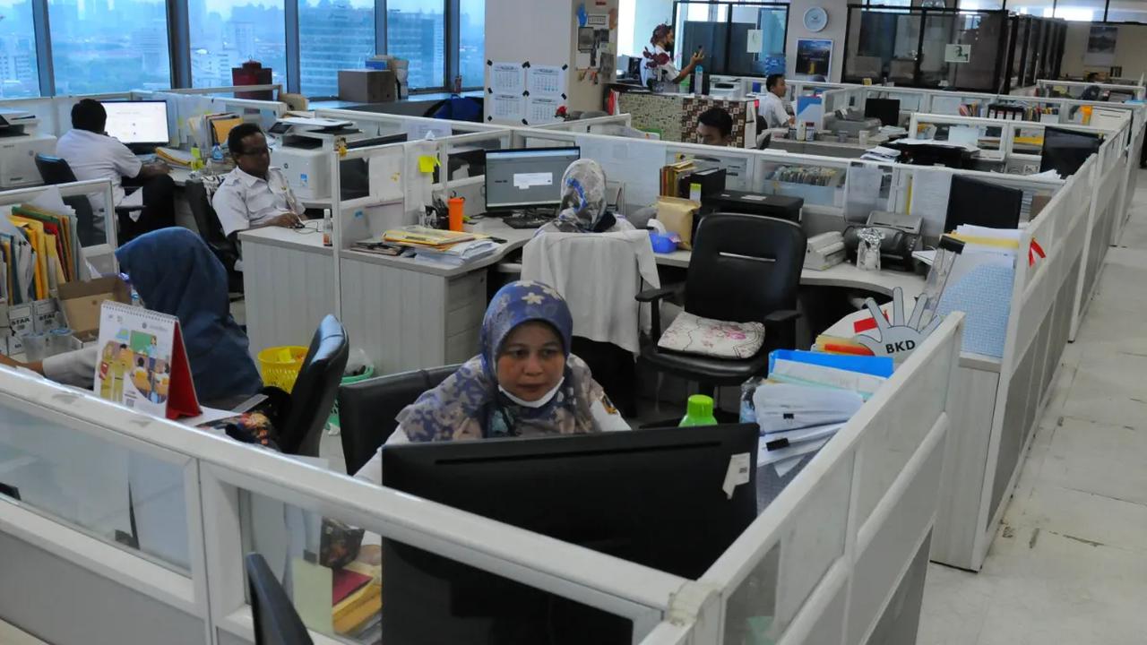 Proporsi jumlah angkatan muda setiap tahun juga terus menurun. Tercermin dari proporsi penduduk usia 0-14 tahun di tahun 2020 ada 24,56 persen.