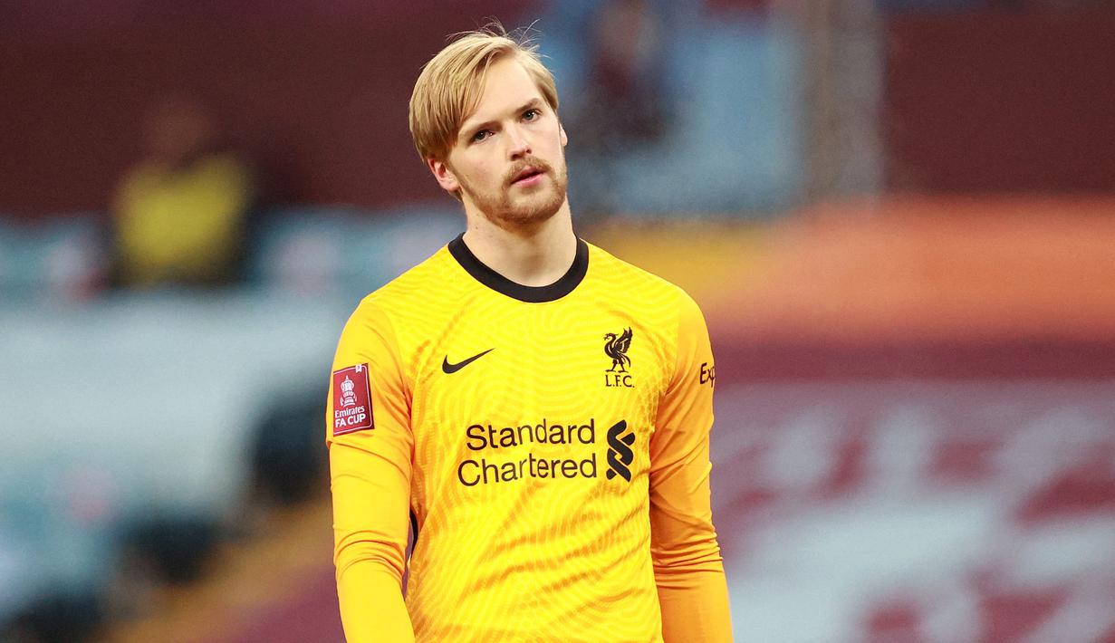 Caoimhin Kelleher merupaka kiper lapis dua Liverpool asuhan Jurgen Klopp. Meski hanya tampil sebanyak delapan pertandingan pada musim lalu, ia tampil bagus setiap kali diberikan kesempatan dan memainkan peran penting dalam membawa The Reds meraih gelar Carabao Cup. Dilansir dari Spotrac, kiper asal Republik Irlandia tersebut mendapatkan gaji sebesar 6.000 paun setiap minggu atau sekitar 108 juta rupiah per minggunya. (AFP/Hannah Mckay)