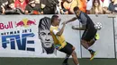 Neymar saat memamerkan skill melewati lawannya pada laga sepak bola mini yang merupakan bagian dari  Neymar Junior Institute project di  Praia Grande, Sao Paulo, Brasil, (9/7/2016). (AFP/Miguel Schincariol)