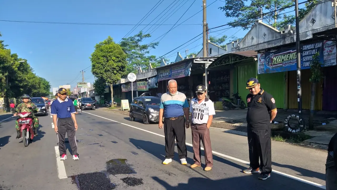 Gerakan Jumat Nambal Jalan di Banjarnegara, Jawa Tengah. (Foto: Liputan6.com/Dinkominfo BNA/Muhamad Ridlo)
