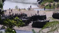 Tank milik Yonif 412/BES berada di tepi sungai Bogowonto. (foto: Liputan6.com/FB/edhie prayitno ige)