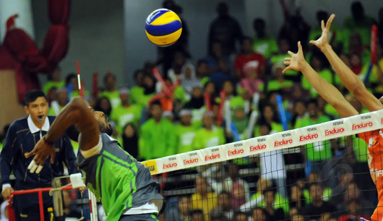 Pevoli putra Jakarta Pertamina Energi, Byron Ferguson (tengah) melakukan smesh saat berlaga melawan Jakarta Pertamina Energi 3-2 di Pertamina Proliga 2015, GOR Dome Balikpapan, (8/2/2015). Surabaya Samator unggul 3-2.(Liputan6/com/Helmi Fithriansyah)