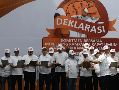 Mendagri Tjahjo Kumolo, Bawaslu, dan perwakilan TKN serta BPN dalam deklarasi komitmen bersama menjelang kampanye rapat umum dan iklan kampanye Pemilu 2019 di kantor Bawaslu RI, Jakarta, Sabtu (23/3). (merdeka.com/Imam Buhori)