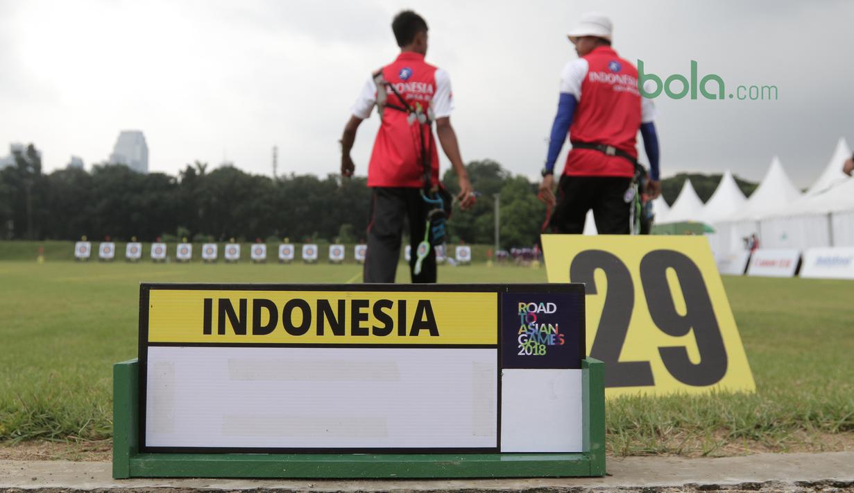 Tim Indonesia menghampiri hasil bidikan pada semifinal nomor Recurve Tim Putra Test Event Asian Games 2018 di Venue Panahan, Jakarta, Selasa (13/2/2017). Recurve Tim Putra Indonesia menang atas Malaysia 5-4. (Bola.com/Nick Hanoatubun)