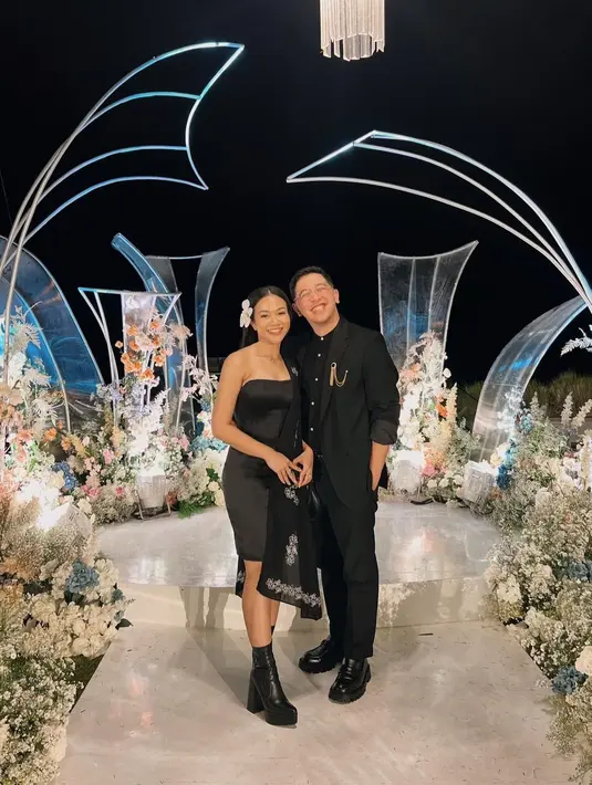 Hadir sebagai pengisi acara,Yura Yunita mengenakan strapless dress hitam dipadukan outer warna senada. [Foto: IG/yurayunita].