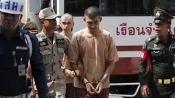 Dua tersangka pemboman Yusufu Mieraili dan Bilal Mohammed dengan tangan di borgol di Pengadilan Militer (20/4). Serangan bom di Bangkok yang menewaskan 20 orang termasuk 14 orang asing, masuk dalam sejarah Thailand. (REUTERS/Chaiwat Subprasom)
