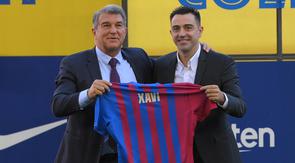 Presiden Klub Barcelona, Joan Laporta berhasil meyakinkan Xavi Hernandez untuk menangani Barcelona setelah kesuksesannya membesut Al-Sadd di Liga Qatar dengan raihan deretan trofi domestik. (AFP/Lluis Gene)