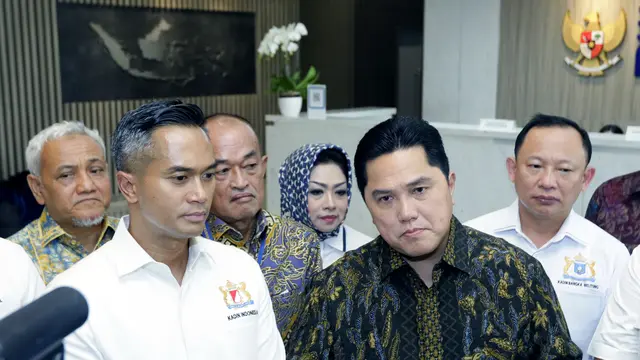 Menteri Perindustrian (Menperin) Agus Gumiwang Kartasasmita dan Menteri Badan Usaha Milik Negara (Menteri BUMN) Erick Thohir mengucapkan selamat kepada Ketua Umum Kadin Indonesia Anindya Bakrie.