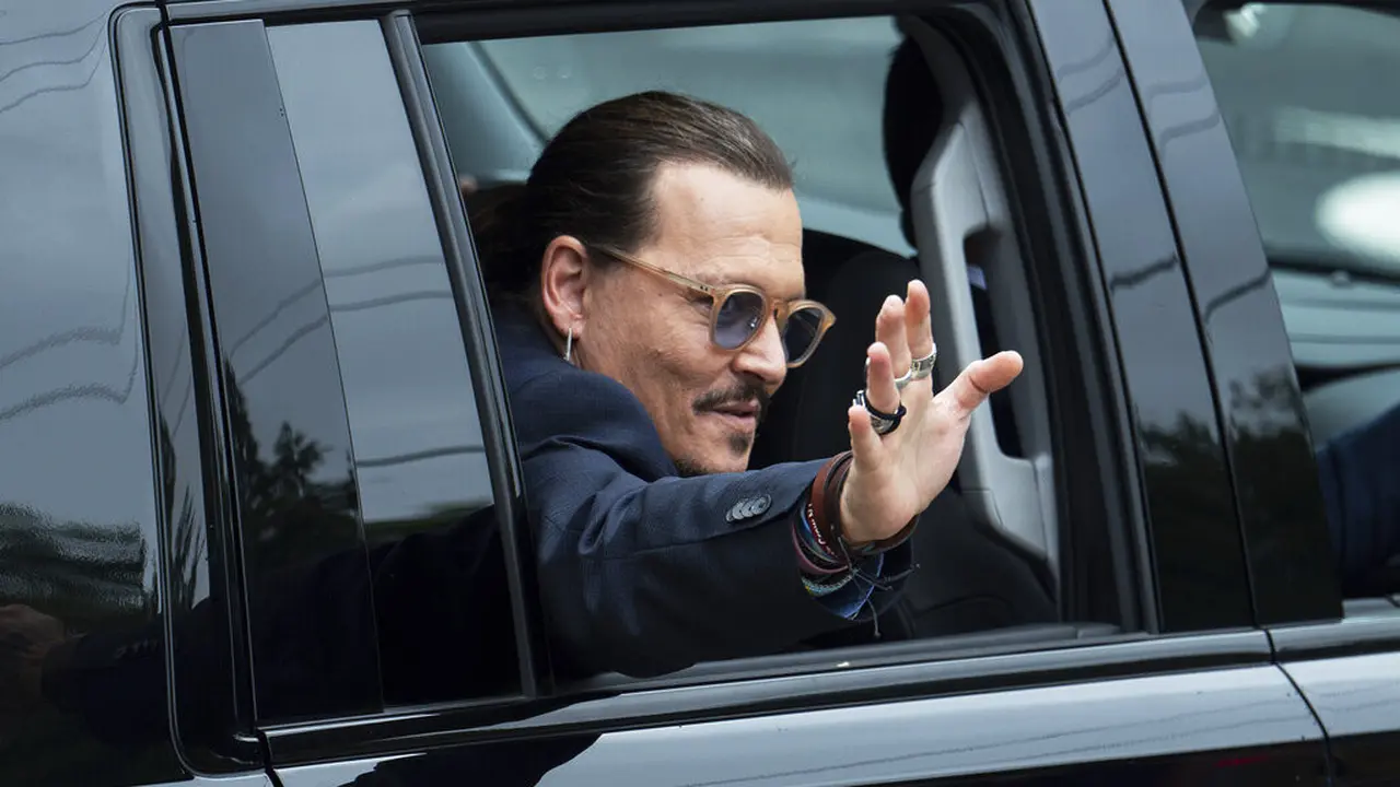 Johnny Depp, usai persidangan melawan Amber Heard, di Virginia, 27 Mei 2022. (AP Photo/Craig Hudson)
