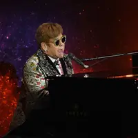 Musikus Elton John tampil bernyanyi sambil bermain piano sebelum mengadakan konferensi pers di New York (24/1). Elton John memutuskan akan menggelar tur perpisahan yang akan dimulai pada September 2018. (Dimitrios Kambouris/Getty Images/AFP)