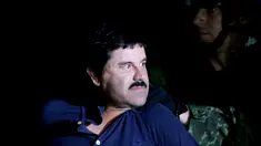 Ekspresi bos narkoba Joaquin "El Chapo" Guzman saat dikawal ketat oleh tentara di kantor Kejaksaan Agung, Meksiko (8/1/2016). Joaquin "El Chapo" Guzman melarikan diri dari penjara melalui terowongan yang ia buat pada 11 Juli 2015. (REUTERS/Henry Romero)