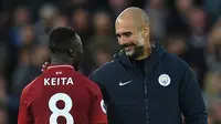 Manajer Manchester City, Pep Guardiola (kanan) saat berjabat tangan dengan gelandang Liverpool, Naby Keita, 7 Oktober 2018.  (AFP / Paul Ellis)