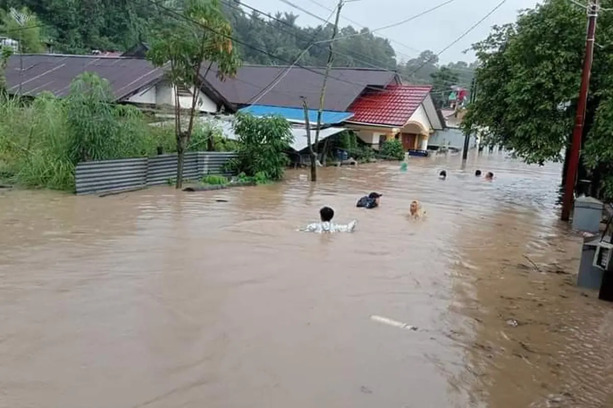 Sejumlah siswa di Manado belum bisa pulang sekolah karena terjebak banjir yang mengguyur Kota Manado sejak Kamis (26/1/2023) tengah malam. (Istimewa)