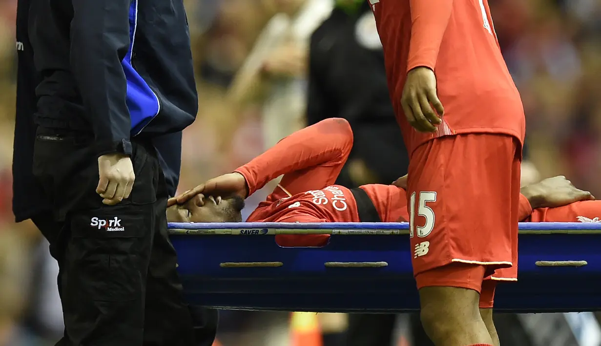 Divock Origi ditandu keluar lapangan setelah ditekel pemain Everton pada lanjutan Liga Inggris di Stadion Anfield, Liverpool, Kamis (21/4/2016) dini hari WIB. (AFP/Paul Ellis)