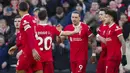Pemain Liverpool, Darwin Nunez (tengah) merayakan gol kemenangan tim bersama rekan-rekannya pada laga lanjutan Liga Inggris 2023/2024 melawan Burnley di Anfield, Liverpool, Inggris, Sabtu (10/02/2024). (AP Photo/Jon Super)