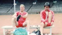 Anatoli Polosin dan asistennya Danurwindo saat menukangi Timnas Indonesia dalam persiapan SEA games 1991. (Bola.com/Dok. Pribadi)