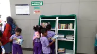 Anak-anak antusias membaca dan memilih buku di stasiun MRT Blok M, Jakarta Selatan, Kamis, 30 Januari 2020 (Liputan6.com/Komarudin)