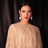 Raisa dengan lipstik merah. (Instagram/raisa669).